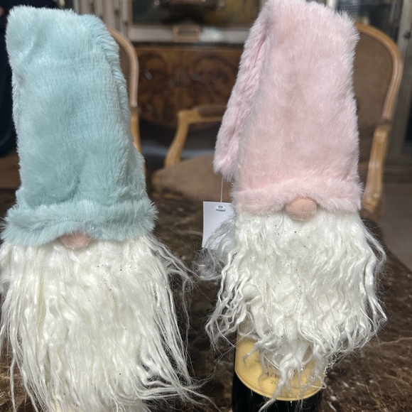 A set of two pastel fur hat gnomes bottle toppers. Bottles not includes. - Picture 1 of 1